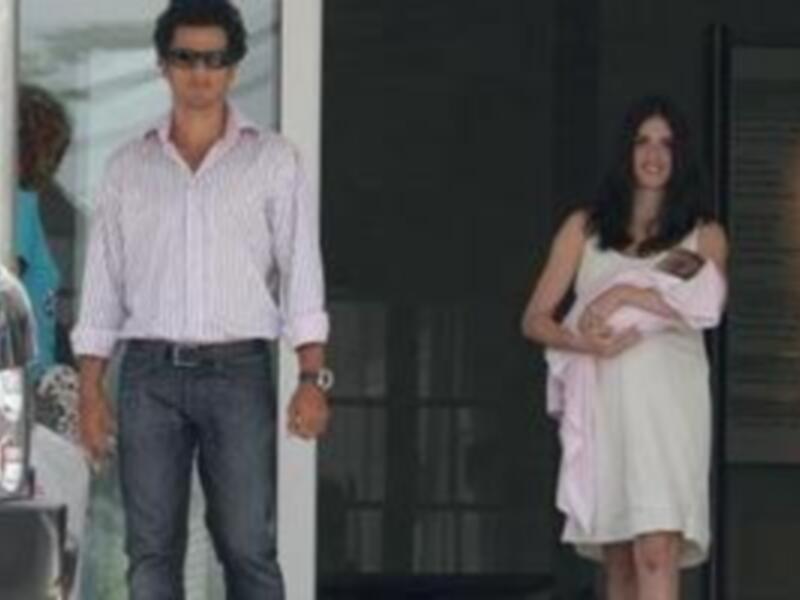 Paz Vega presenta a su hija Ava 