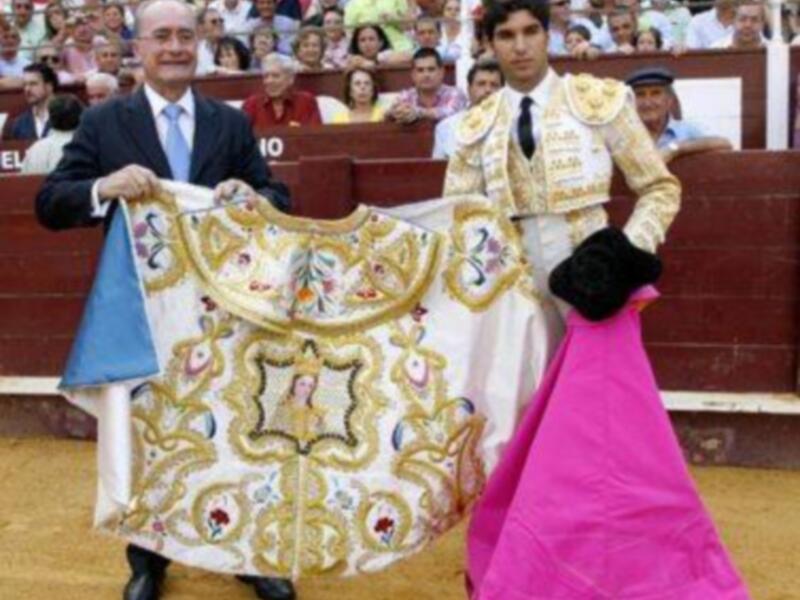 Cayetano Rivera recibe su galardón de la Feria de Málaga sin la presencia de Eva González aunque con el apoyo de la Duquesa de Alba