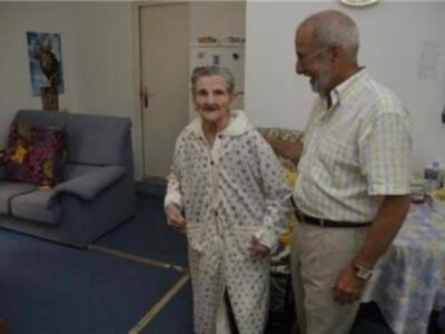 El concejal de Cádiz José Macías visita a María del Rosario del Río Diaz de 102 años de edad