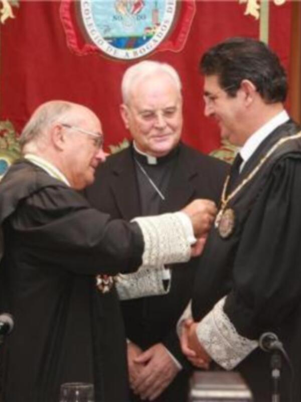 Carlos Carnicer, impuso la Cruz de Honor de la Orden de San Raimundo de Peñafort a Jose Joaquin Gallardo, decano del Colegio de Abogados de Sevilla 