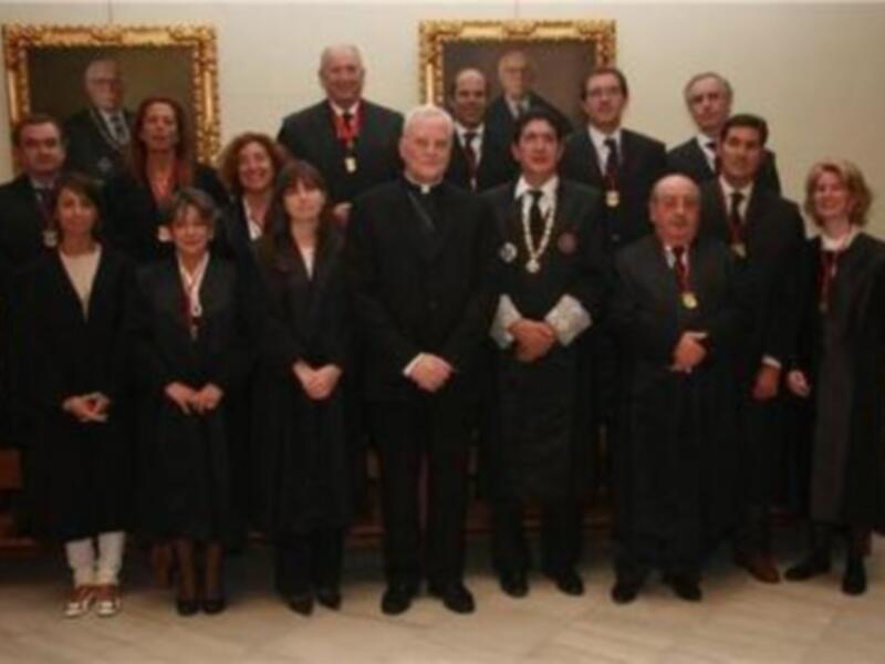 El Cardenal Arzobispo de Sevilla Carlos Amigo con la Junta de Gobierno del Colegio de Abogados de Sevilla