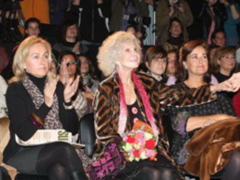 Cayetana de nuevo feliz en Sevilla no cree que se vaya a casar 