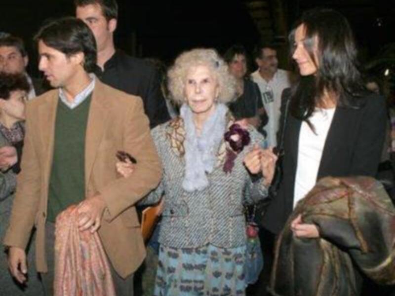 La Duquesa de Alba acude a Cibeles con Francisco Rivera y Cecilia 