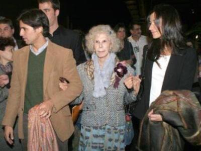 La Duquesa de Alba acude a Cibeles con Francisco Rivera y Cecilia