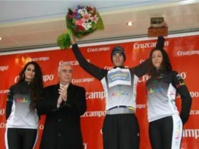 Luciano Alonso destaca en Antequera la buena salud del ciclismo andaluz en su visita a la última etapa de la Vuelta a Andalucía