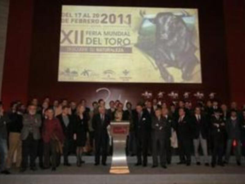 El mundo del toro y la cultura se dan la mano en Fibes para defender la Tauromaquia