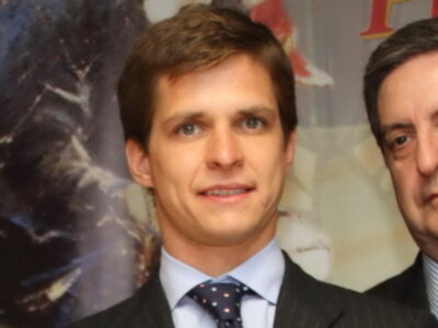  El Juli recogió en el colegio de enfermería de Sevilla el IX Trofeo Virgen de los Reyes