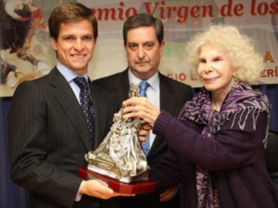  El Juli recogió en el colegio de enfermería de Sevilla el IX Trofeo Virgen de los Reyes