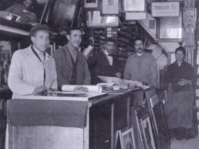 Cuadros Venecia, cumplen cien años enmarcando Sevilla 