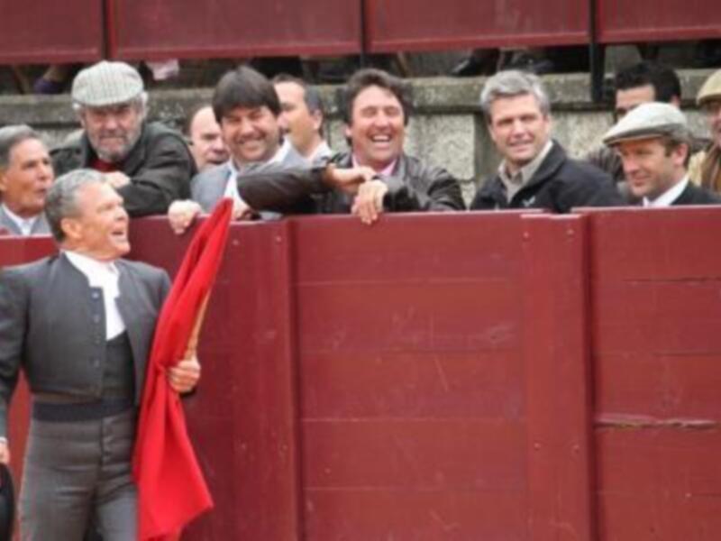 Espartaco, muy triste se refugia en su familia