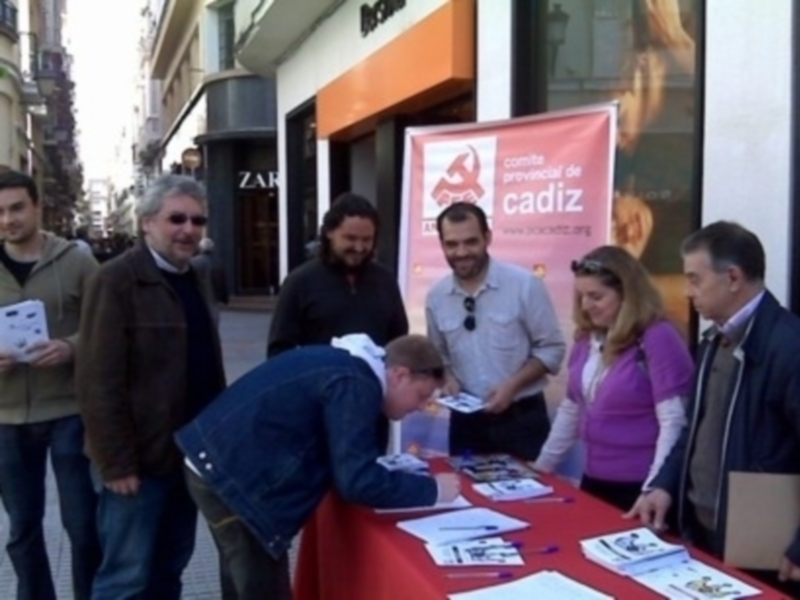 El PCA  realiza  una recogida de firmas en Cádiz solicitando transparencia en las cuentas de la Casa Real