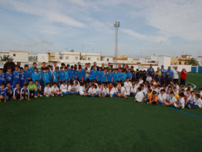 El consejero de Deportes inaugura el césped artificial y las gradas del Gutiérrez Amérigo(Chipiona)