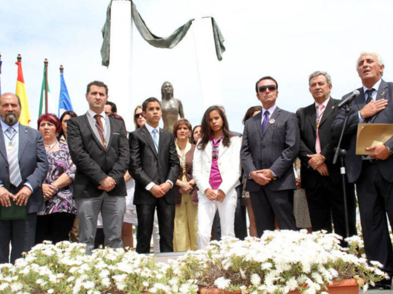 Los hijos de Rocío Jurado recogen la Medalla de Oro de Chipiona que le entregaron oficialmente a la cantante ante su estatua