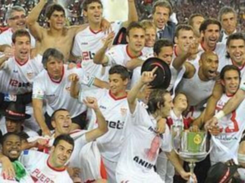  Sevilla gana  la Copa del Rey al vencer en Barcelona 2-0 al Atletico de Madrid en la final .