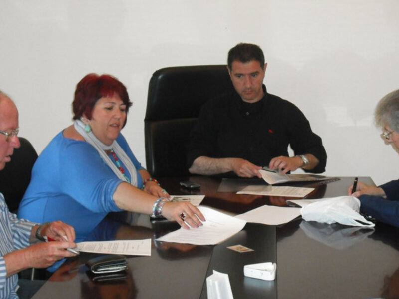 El consistorio firma un convenio  con asociaciones para la gestión de aparcamientos (Chipiona)