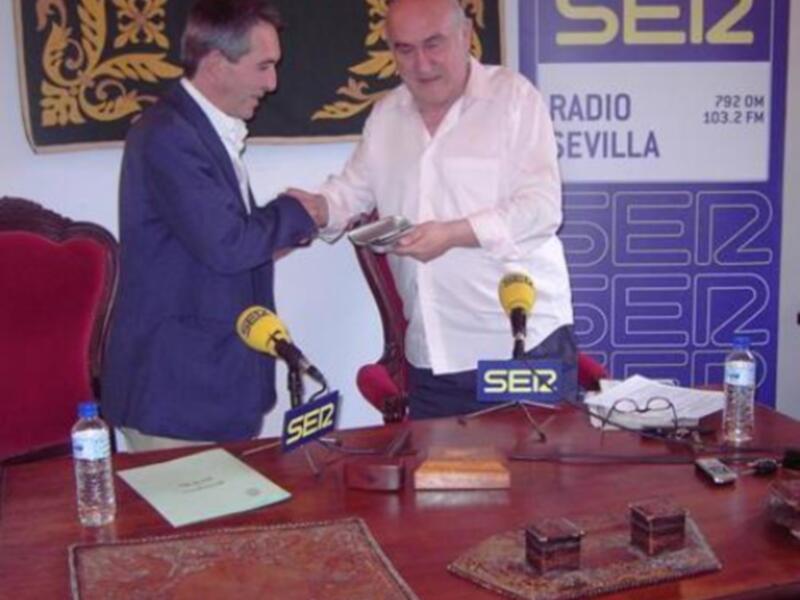 El periodista José Antonio Sánchez Araujo grabó La Cámara de los Balones en el Salón de Plenos del Ayuntamiento de Lora del Río