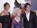 Tom Cruise y su madre, Mary Lee, posan junto a una figura de cera de él en un evento.