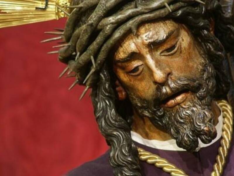 Un hombre rompe un brazo a la imagen de Jesús del Gran Poder
