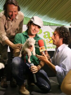 David Bisbal apadrina a un tigre en Sevilla