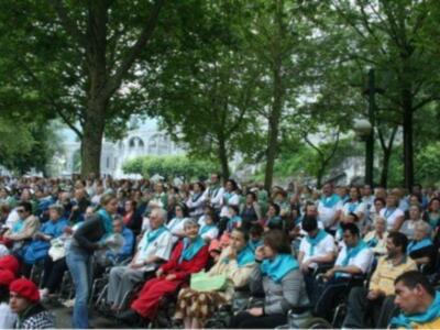 Peregrinos de Sevilla encendieron  un cirio por los Donantes de Órganos en la Gruta de Lourdes