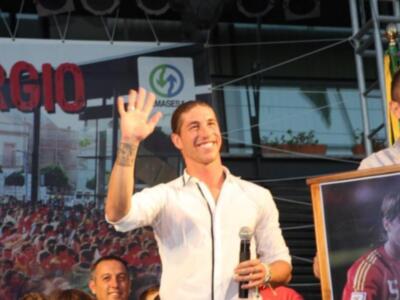 Sergio Ramos se da un baño de masas en Camas