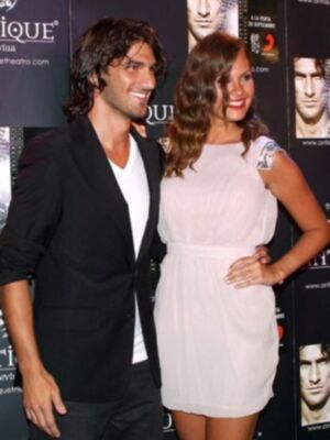 Jessica Bueno, pareja de Feliciano López reaparece tras su polémico romance, en la presentación del nuevo videoclip de Hugo Salazar.