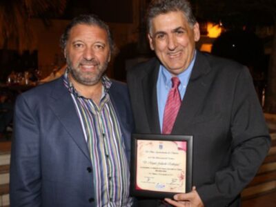 Miguel Gallardo recibe el premio a la promoción turística exterior de Chipiona, en el Día Internacional del Turismo.