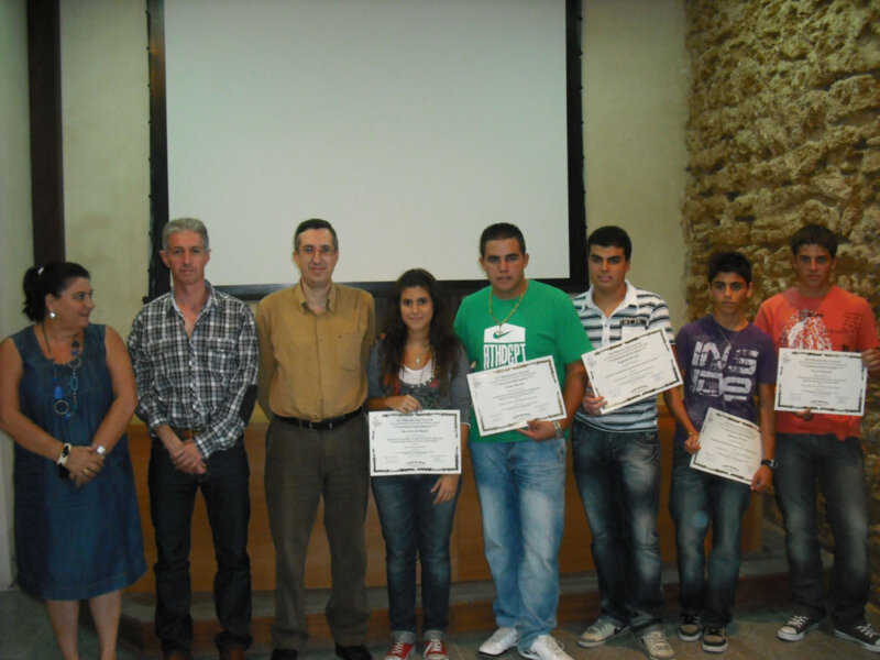 El ayuntamiento recibe a los cinco alumnos de Chipiona reconocidos en los premios san viator de investigación en ciencias y humanidades a nivel nacional