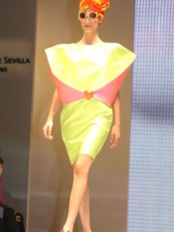 Agatha Ruiz de la Prada recibe en Sevilla un premio por su dedicación a la moda