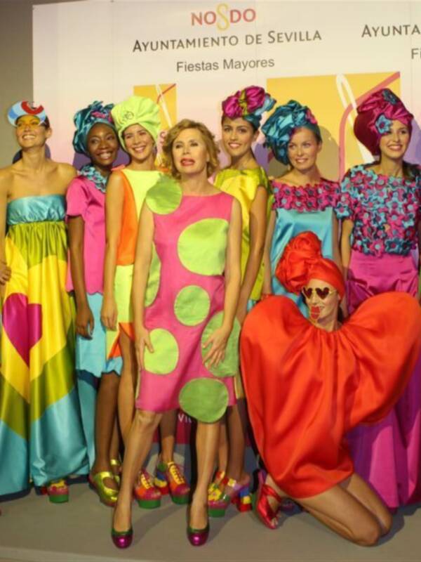 Agatha Ruiz de la Prada recibe en Sevilla un premio por su dedicación a la moda