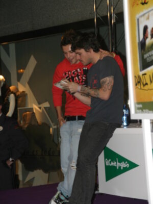 Dani Martín firma discos de su primer trabajo en solitario Pequeño en Sevilla