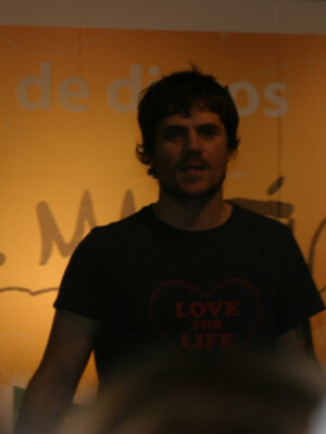 Dani Martín firma discos de su primer trabajo en solitario Pequeño en Sevilla