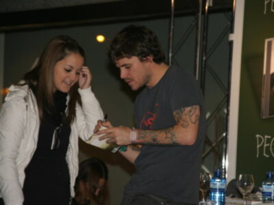 Dani Martín firma discos de su primer trabajo en solitario Pequeño en Sevilla