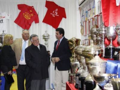 La unión deportiva los palacios conmemora su 50 aniversario con una exposición y la presentación de la mascota Genaro
