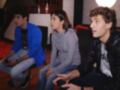 Tres jóvenes jugando videojuegos juntos en un ambiente acogedor.