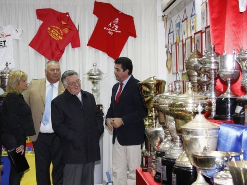  La  unión deportiva los palacios  conmemora su 50 aniversario con una exposición y la presentación de la mascota Genaro
