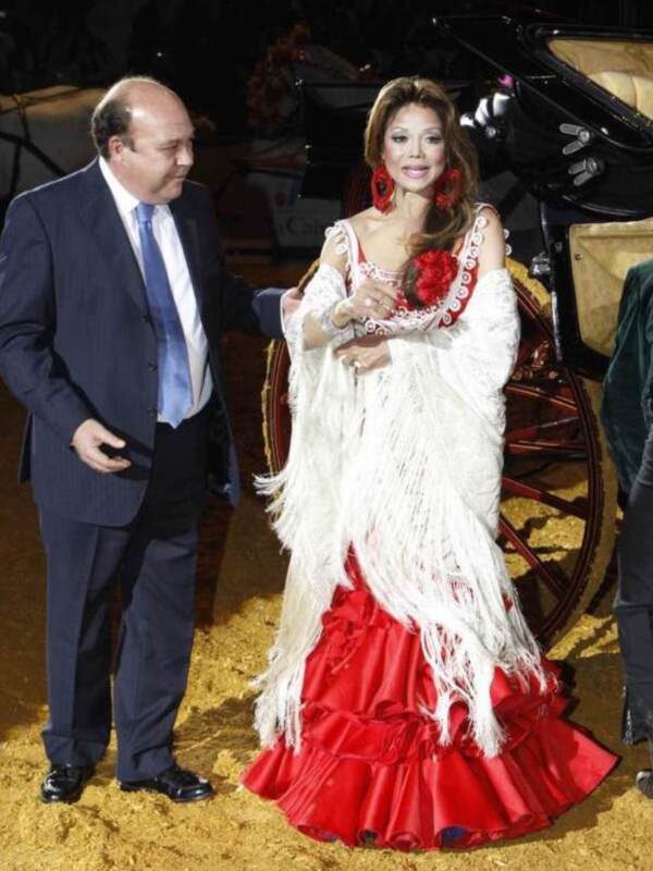 Homenajes sevillanos ilustres antes del espectáculo del sábado de SICAB y Latoya Jackson vestida de traje de flamenca&#8207;