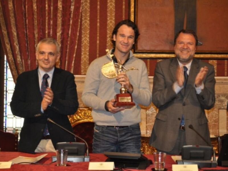 Moyá recibe el Giraldillo de plata en un acto solemne y entrañable
