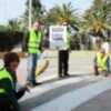 Isabel María Fernández, junto con compañeros de Izquierda Unida de Chipiona, comprueba que los badenes   son ilegales.