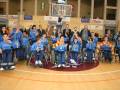Equipo de baloncesto en silla de ruedas celebrando una victoria.