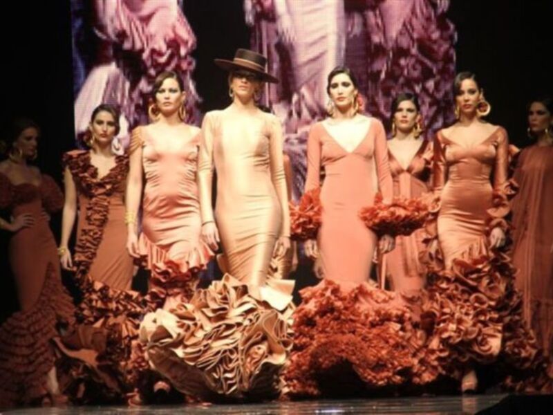 Viki Berrocal, con once kilos menos,  presenta su nueva colección en Sevilla con Virginia Troconis, Marta Sánchez, Boris, Ana García Siñeriz y Nuria March