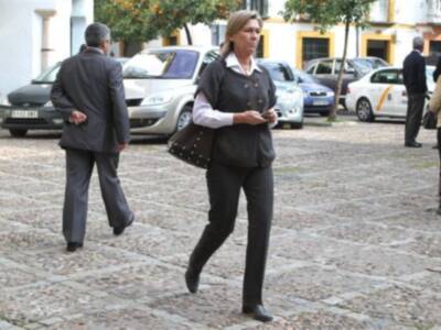 Rafael Medina con su mujer y su hermano Luis asisten a la misa funeral por su tío Luis en el palacio de Pilatos de Sevilla
