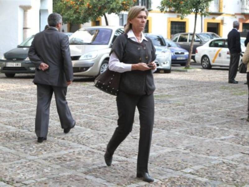 Rafael Medina con su mujer y su hermano Luis asisten a la misa funeral por su tío Luis en el palacio de Pilatos de Sevilla