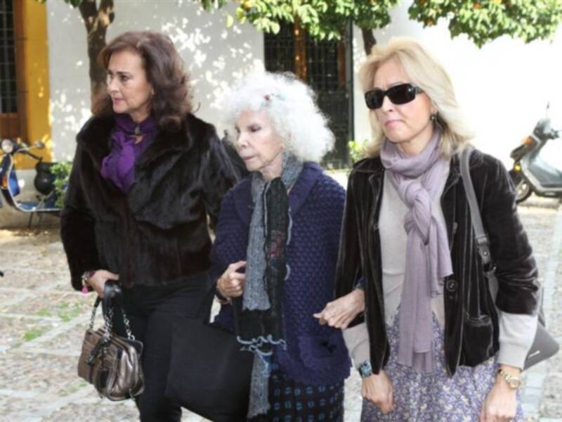 Rafael Medina con su mujer y su hermano Luis asisten a la misa funeral por su tío Luis en el palacio de Pilatos de Sevilla