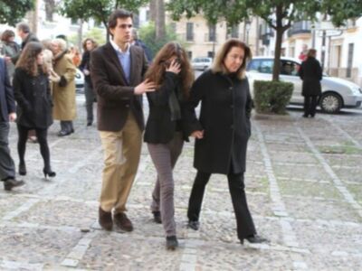 Rafael Medina con su mujer y su hermano Luis asisten a la misa funeral por su tío Luis en el palacio de Pilatos de Sevilla