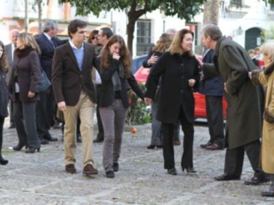 Rafael Medina con su mujer y su hermano Luis asisten a la misa funeral por su tío Luis en el palacio de Pilatos de Sevilla