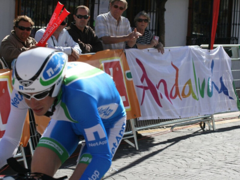 El francés Jimmy Engoulvent vence en una dura crono en la primera etapa de la Vuelta a Andalucía en Benahavís 
