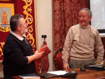 La conferencia Chipiona en el 23 F llenó en la tarde de ayer el salón de plenos
