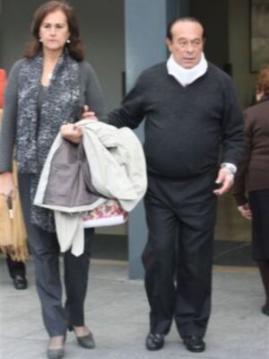 Curro Romero, intervenido con éxito en Sevilla y dado de alta con collarín   