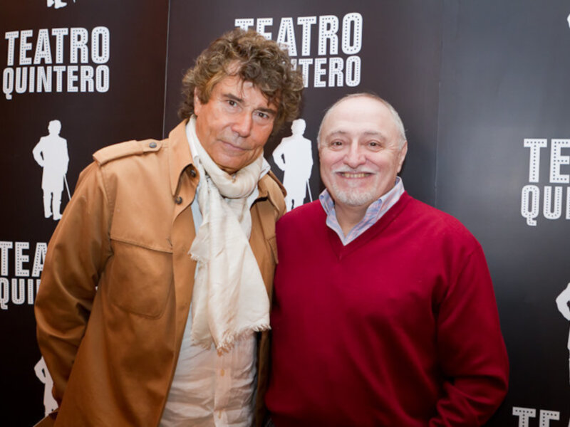 Dos hombres posan juntos en un evento del Teatro Quintero.